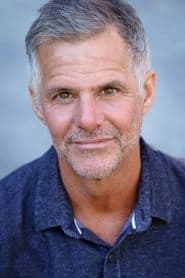 Ken Olandt dans le rôle de Larry Kazamias