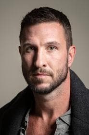 Pablo Schreiber dans le rôle de Sean Neary