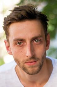 Adrien Dewitte dans le rôle de Pierre-Louis Sue de La Garde