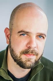 Bryan Edwards dans le rôle de Processing Guard