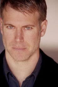 David Andriole dans le rôle de Detective Ray Lowery