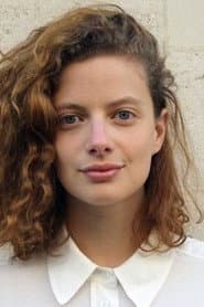 Philippine Martinot في دور Julie Leroux