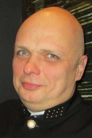 Thomas Kolli dans le rôle de Police Officer