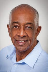 Renny Roker dans le rôle de Lewis
