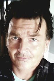Steve Golla dans le rôle de Officer Larry Hopkins