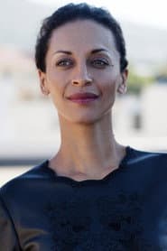 Kira Wilkinson dans le rôle de Social Worker