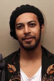 Alex Abbad dans le rôle de Vijay
