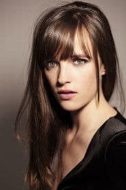 Susana Abaitua as Laura