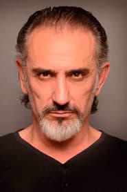 Julio Vélez dans le rôle de Train Attendant