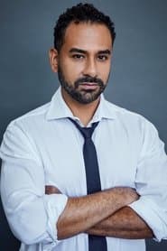 Carlos Javier Castillo dans le rôle de Detective Raymor