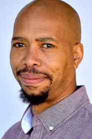 Mothusi Magano dans le rôle de Captain George Mululeki