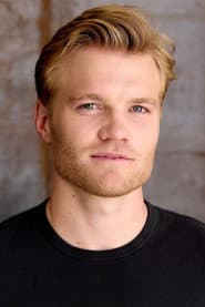 Seth Carter dans le rôle de Officer #1