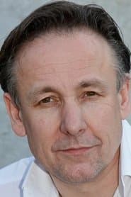 Richard Elfyn dans le rôle de Rowan