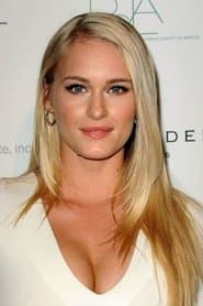 Leven Rambin dans le rôle de Harper Tucker