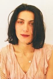 Soho Rezanejad dans le rôle de Sarah