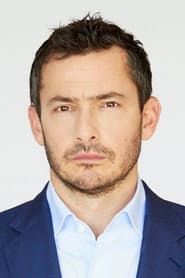 Giles Coren dans le rôle de Self - Presenter