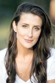 Ash Ricardo dans le rôle de Jennifer Falk