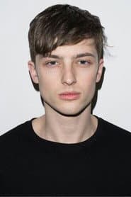 Taylor Rosen dans le rôle de Win