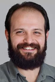 Mert Denizmen dans le rôle de Egemen