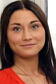 Stephanie León dans le rôle de Charlotte