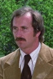 Frank Bannon في دور Officer Bob Streeker