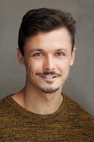 Adam Golledge dans le rôle de Harry