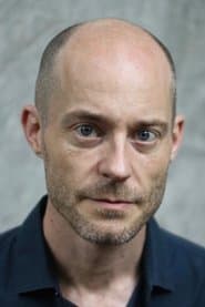 James Laver في دور Lab Tech #2