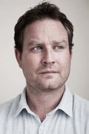 Jamie Michie dans le rôle de Police Officer 1