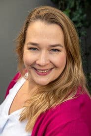 Barbara Bauer في دور Clemens Wife