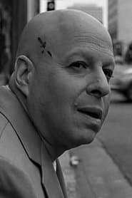 Nicholas Worth dans le rôle de Pauly