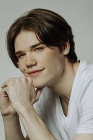 Conor Meadows في دور Chapin Joyce
