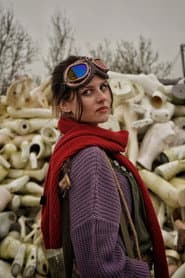 Megan Nicholls dans le rôle de Mya
