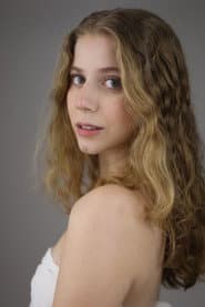 Vitória Araldi as Estela