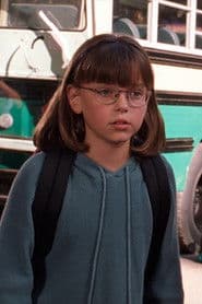 Maggie Emma Thomas dans le rôle de Zoe