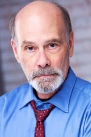 Hugh Holub dans le rôle de Father Macey