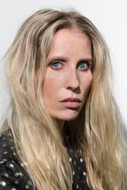 Sonia Roszczuk dans le rôle de Burnt Woman