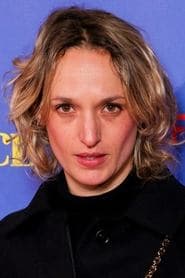 Agathe Rousselle في دور Alexia / Adrien