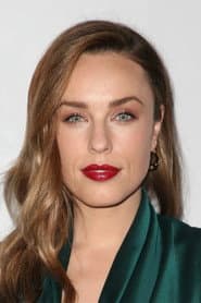 Jessica McNamee في دور Lori