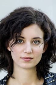 Steffi Friis في دور Michelle Roth