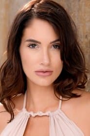 Kayla Eva dans le rôle de Serena