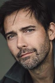 Andrew Bowen dans le rôle de Scott Cowley