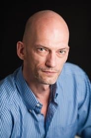 Fedor Steer dans le rôle de Ezra