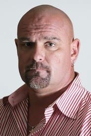 Chris Hahn dans le rôle de Mr. Mathis