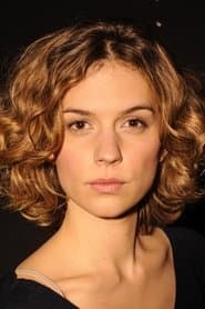 Maëlle Poesy-Guichard في دور Mona