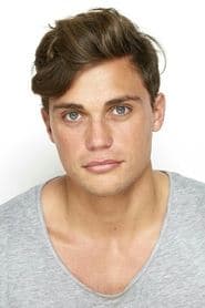 Byron Langley dans le rôle de Simon Brown