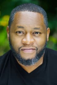 Bobby Daniels dans le rôle de Chef Isaac