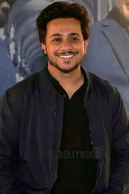 Aamil Keyan Khan في دور Vikram Sukumaran