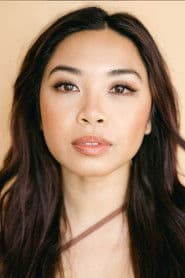 Kimberly-Ann Truong dans le rôle de Lucy