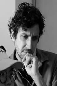 Kevin Armento dans le rôle de 1970's Camera Operator