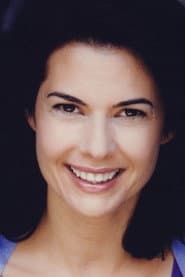 Nancy Bell dans le rôle de Old Lola Littleton